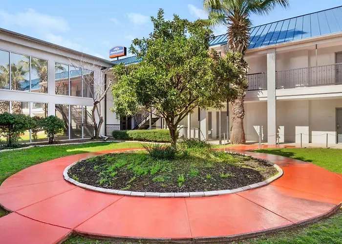 Howard Johnson By Wyndham San Antonio Hotel & Suites